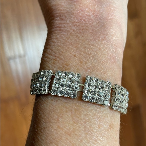 Beautiful rhinestone bracelet with secure lock - Picture 4 of 5